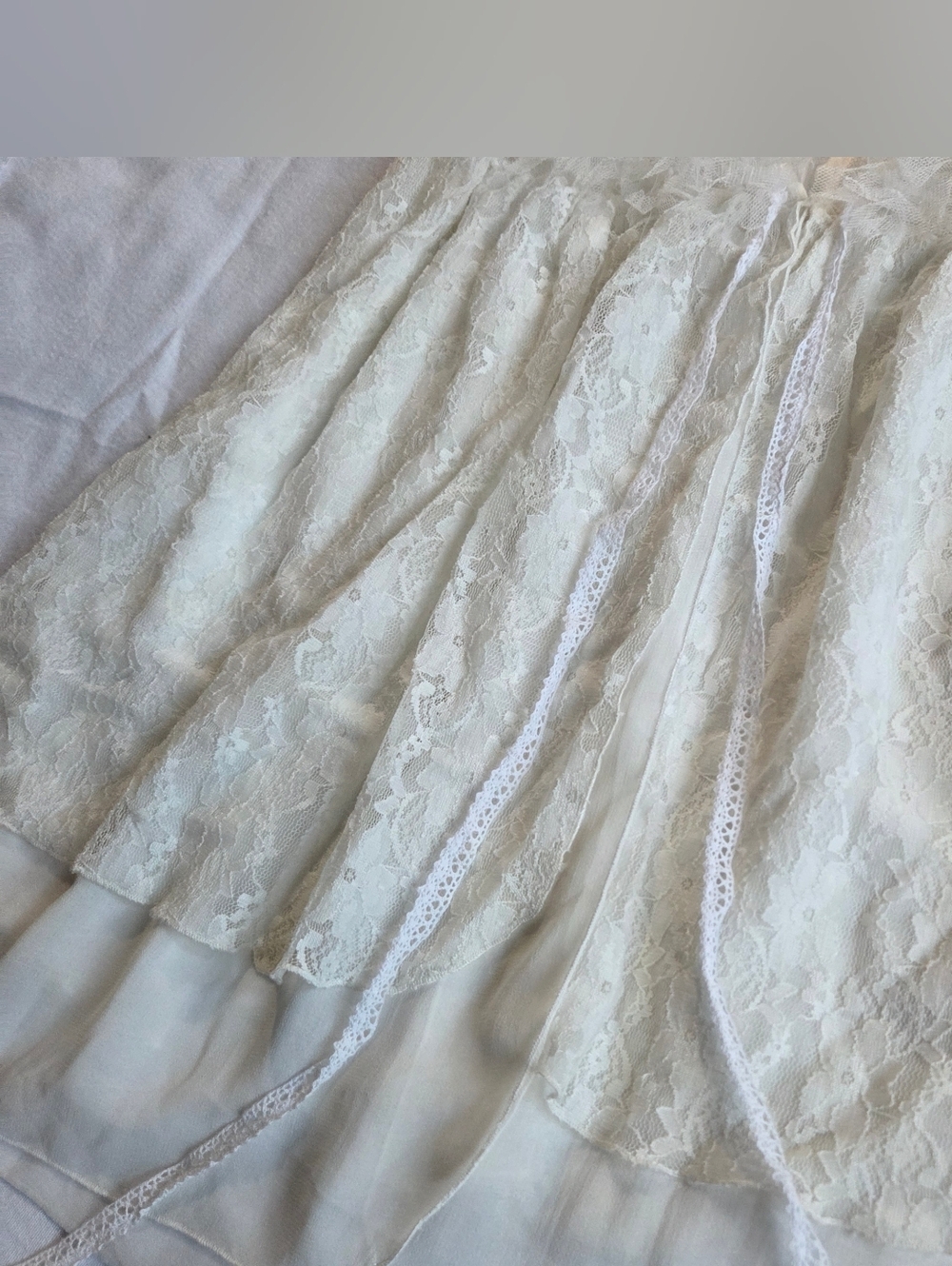 Ivory Lace Ruffle Blouse Sleeveless - Picture 3 of 5